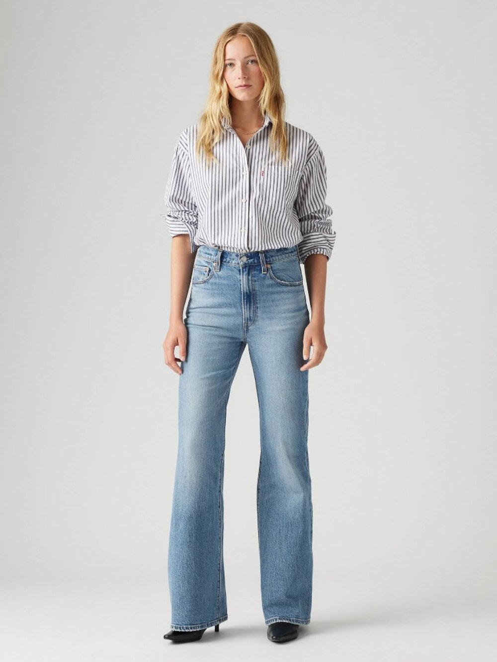 Levi's Ribcage Bell Bottom Raw Hem Light Wash Size 25 (inseam 26")